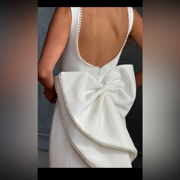 Chic Ivory Sleeveless Wedding Gown - Picture 4 of 8